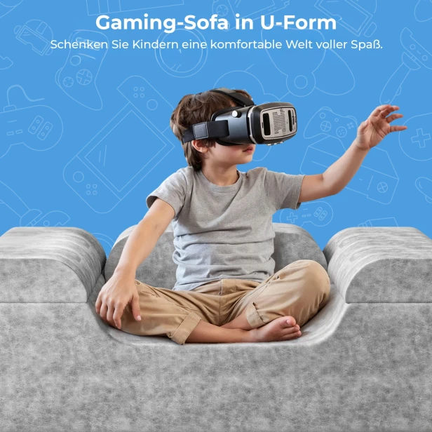 Junge spielt auf einem U-förmigen Sofa