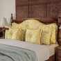 Set aus fünf dekorativen Vintage-Kopfteilen, Schlafzimmer-Arrangement auf dem Bett.