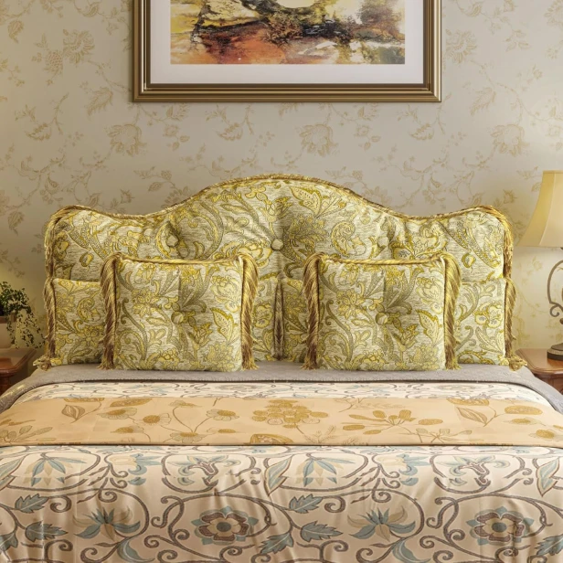 Set aus fünf dekorativen Vintage-Kopfteilen, Schlafzimmer-Arrangement auf dem Bett.
