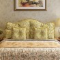 Set aus fünf dekorativen Vintage-Kopfteilen, Schlafzimmer-Arrangement auf dem Bett.
