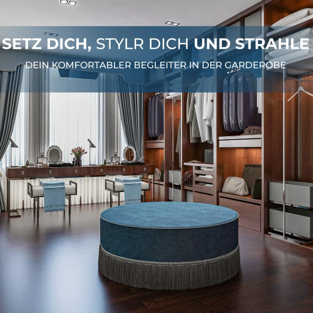 Retro-Couchtisch in Blau, arrangiert in einem Ankleidezimmer.