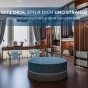 Retro-Couchtisch in Blau, arrangiert in einem Ankleidezimmer.