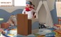 Kind spielt auf einem Kinder-Schaumstoffsofa.