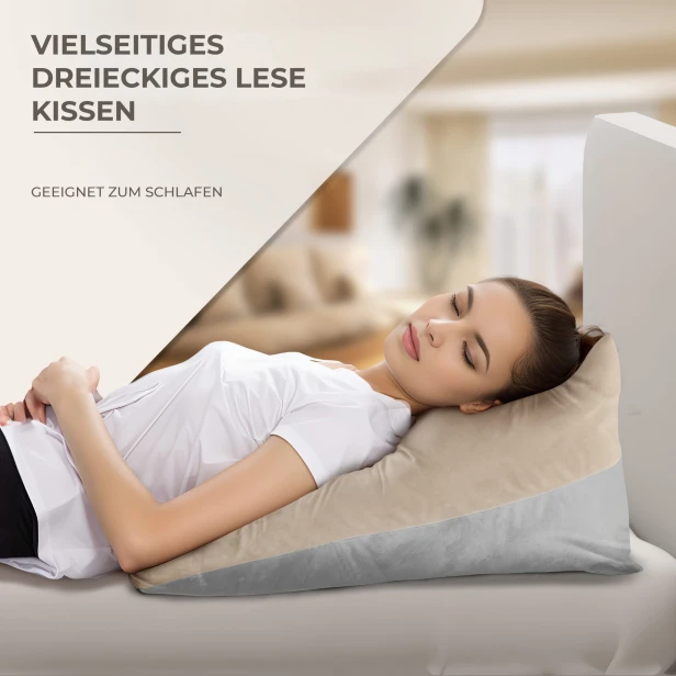 Frau liegt auf einem dreieckigen, faltbaren Lendenkissen