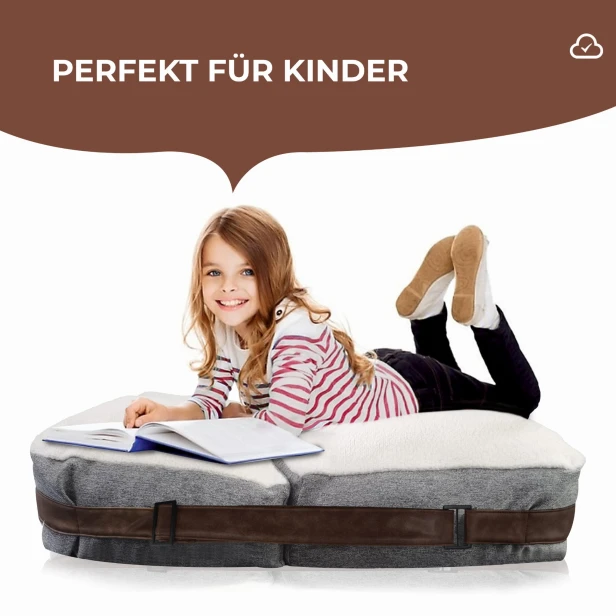 Mädchen liegt auf einem Liegestuhl.