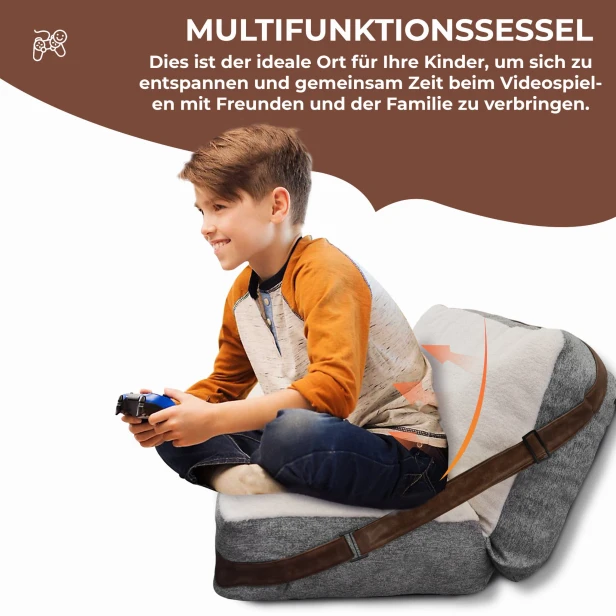 Junge sitzt und spielt auf einem Liegestuhl.