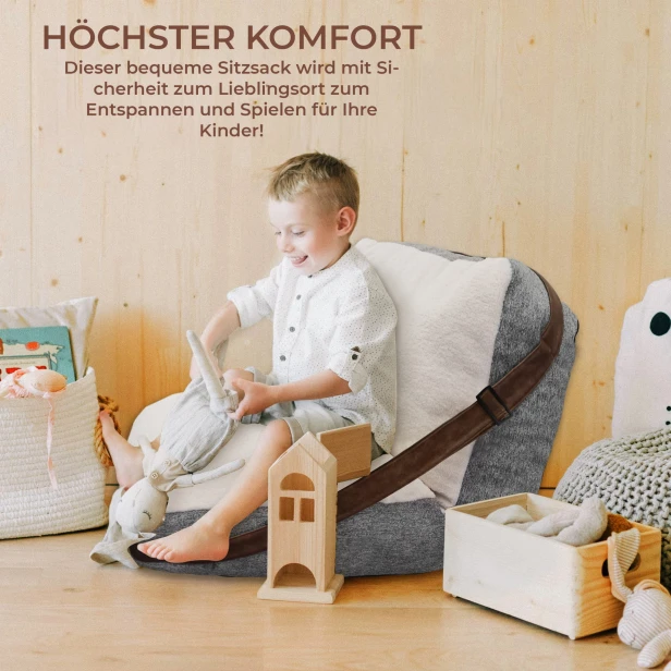 Ein Junge sitzt in einem Kinderzimmer auf einem Liegestuhl.
