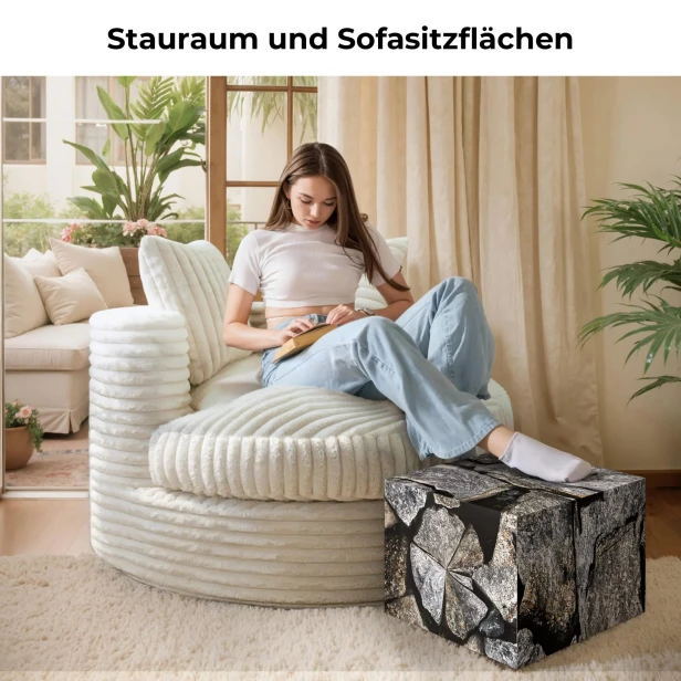 Moderner Fußhocker, Pouf. Frau in einem Sessel mit Fußhocker.