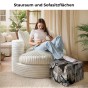 Moderner Fußhocker, Pouf. Frau in einem Sessel mit Fußhocker.