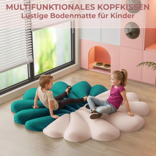 Kinder spielen auf Muschelkissen.