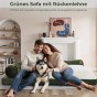 Ein Paar mit Hund sitzt auf einem Samtsofa mit Schlaffunktion und Rückenlehne.