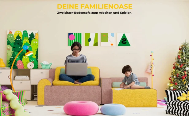 Eine Frau und ein Kind sitzen auf einem 287 cm langen Kinder- und Elternsofa, das im Wohnzimmer aufgestellt ist.