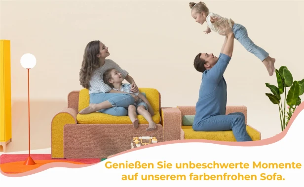 Eine glückliche Familie nutzt das modulare Sofa für Kinder und Eltern (287 cm).