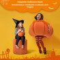 Kinder spielen mit einem kürbisförmigen Pouf.