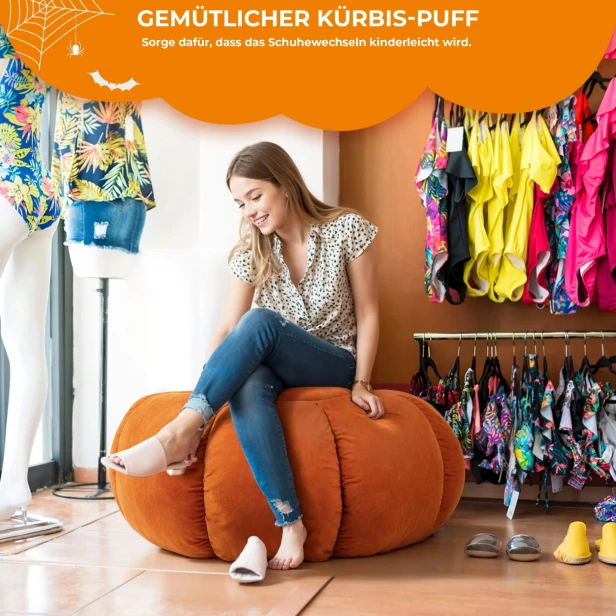 Eine junge Frau sitzt auf einem kürbisförmigen Hocker und probiert Schuhe an.