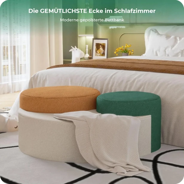 Eine Infografik, die die modularen Poufs (in Grün, Orange und Beige) als gepolsterte, moderne Bank am Fußende des Bettes im Schlafzimmer bewirbt.