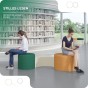 Infografik zur Bewerbung modularer Poufs (grün, orange, beige) als Möbel für ruhiges Lesen in einer modernen Bibliothek oder einem Wartezimmer.