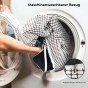 Eine Person legt einen Haustierbettbezug (mit schwarz-weißem Muster) in die Waschmaschine, um zu veranschaulichen, dass der Bezug maschinenwaschbar ist.
