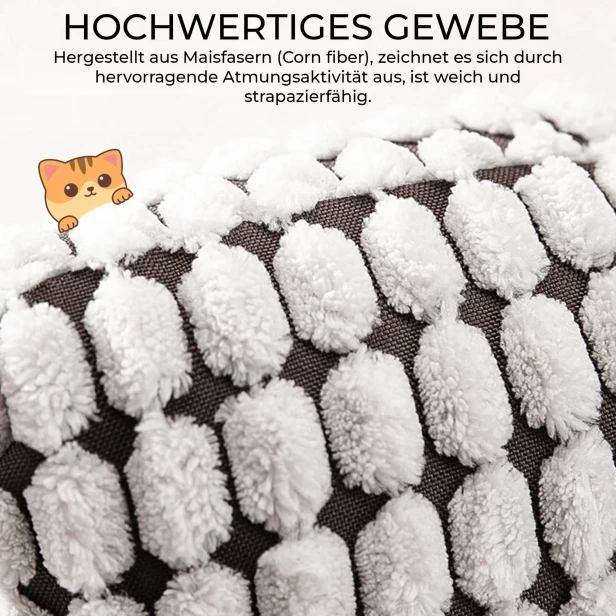 Eine Makroaufnahme zeigt die Textur und Details des Stoffes eines Haustierbetts. Laut Etikett besteht es aus hochwertiger Maisfaser.