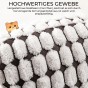 Eine Makroaufnahme zeigt die Textur und Details des Stoffes eines Haustierbetts. Laut Etikett besteht es aus hochwertiger Maisfaser.