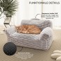 Ein sofaförmiges Haustierbett mit einer orangefarbenen Katze darin.