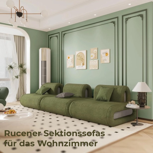 Modulare, waldgrüne Sofas, bestehend aus drei Segmenten, stehen in einem eleganten Wohnzimmer mit mintgrünem Stuck.