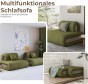 Ein modulares, multifunktionales Sofa mit waldgrüner Schlaffunktion. Sichtbar als Chaiselongue und mit ausgeklappter Matratze.