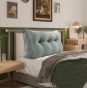 Großes Lesekissen aus Cord – Grau, Schlafzimmer-Arrangement auf dem Bett.