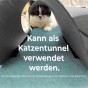 Die niedliche Katze betritt den Spieltunnel aus weichem, grauem Material. Der vom Eingang aus sichtbare Tunnel dient dazu, das Spiel- und Aktivitätsangebot der Katze abwechslungsreicher zu gestalten.
