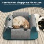 Das Foto zeigt eine luxuriöse und innovative Katzenliege aus weichem grauem Filz auf einem türkisfarbenen Sockel.