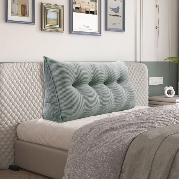 Großes Lesekissen aus Cord – Grau, Schlafzimmer-Arrangement auf dem Bett.