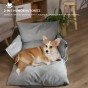 Ein Corgi liegt in einem luxuriösen, sicheren Hunde-Autositz.