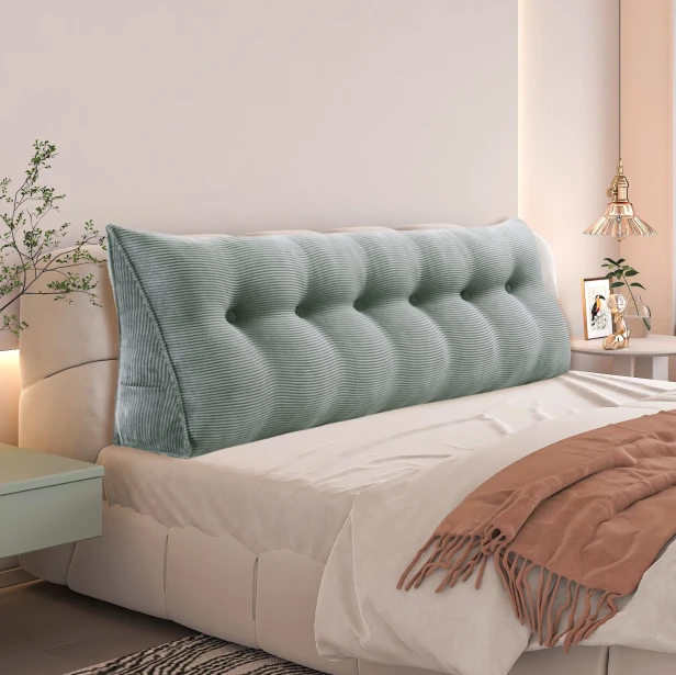 Großes Lesekissen aus Cord – Grau, Schlafzimmer-Arrangement auf dem Bett.