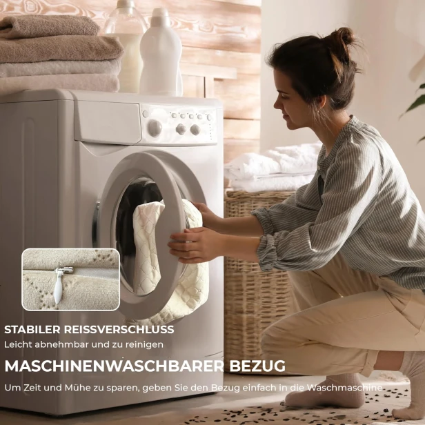 Eine Frau gibt einen leichten, gesteppten Bezug mit robustem Reißverschluss von einem Sofa oder Hundebett in die Waschmaschine.