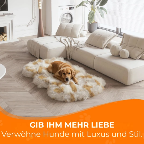 In einem modernen Wohnzimmer liegt ein großer, flauschiger Hundeteppich aus Kunstfell mit beigen und weißen Flecken.