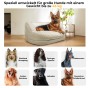 Ein ausgewachsener Deutscher Schäferhund liegt auf einem großen, beigen (cremefarbenen) Bett.