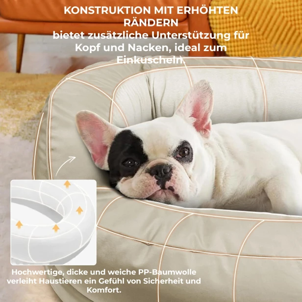 Eine entzückende schwarz-weiße Französische Bulldogge liegt in einem beigen (oder hellcremefarbenen) Hundebett. Dieses Werbebild hebt die wichtigsten Designmerkmale des Bettes hervor.
