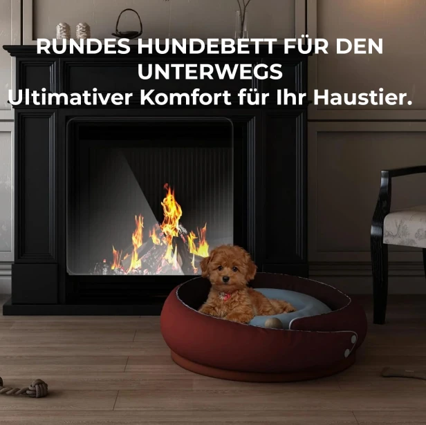 Ein entzückender, roter Welpe liegt in einem runden, weichen, bordeauxroten Bettchen neben dem Kamin.