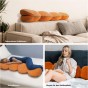Eine Collage, die die multifunktionale Verwendung eines ergonomischen Segmentkissens („Schlangenkissen“) in verschiedenen häuslichen Kontexten darstellt.