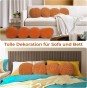 Ein Kissen mit Schlangenmuster ist ein dekoratives Element für Wohn- und Schlafzimmer. Haupttitel: Tolle Dekoration für Sofa und Bett