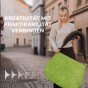 Eine Frau hält ein zusammengefaltetes ergonomisches Tablet-/Buchständerkissen in der Hand.