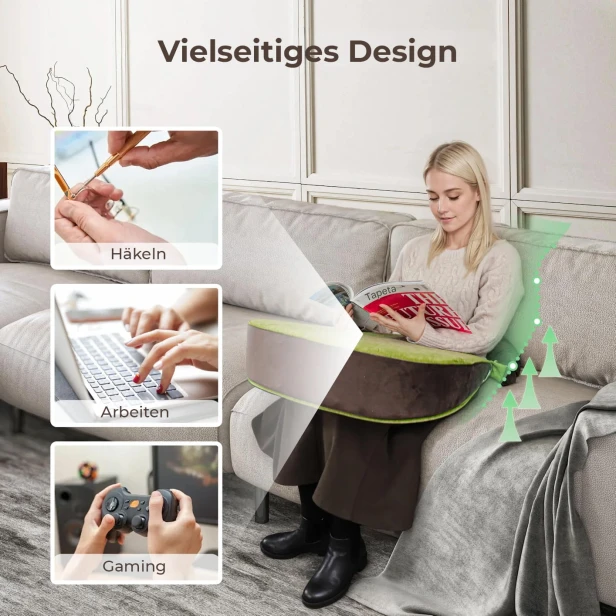 Eine Frau nutzt ein Schoßkissen als Lesetisch auf dem Sofa. Ein vielseitiges Design: zum Häkeln, Arbeiten am Laptop oder Spielen.
