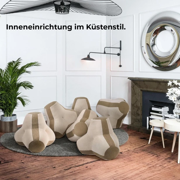 Ein Wohnzimmer-Interieur, das Elemente des Küsten-/Nautikstils mit modernem Design verbindet und sechs große, geometrische Sitzkissen in Szene setzt.