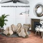 Ein Wohnzimmer-Interieur, das Elemente des Küsten-/Nautikstils mit modernem Design verbindet und sechs große, geometrische Sitzkissen in Szene setzt.