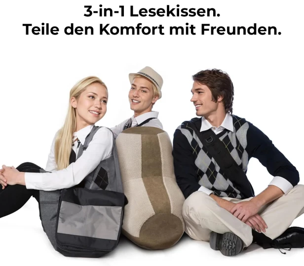 Drei junge Leute sitzen um ein großes, geometrisches Kissen herum.