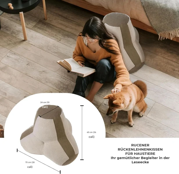 Das große, geometrische Kissen bietet bequeme Lendenwirbelstütze beim Lesen auf dem Boden. Die Präsenz des Hundes unterstreicht den entspannenden und gemütlichen Charakter des Produkts. Produktabmessungen.