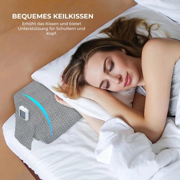Frau schläft auf einem XXL-Keilkissen in Grau mit der Aufschrift „KOMFORTABLES KEILKISSEN HÖHT DAS KISSEN AN UND BIETET UNTERSTÜTZUNG FÜR ARME UND KOPF“.