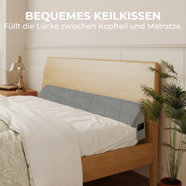 XXL-Keilkissen in Grau, arrangiert auf dem Bett im Schlafzimmer.