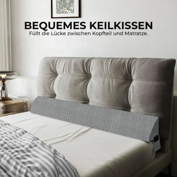 XXL-Keilkissen in Grau, Schlafzimmer-Arrangement und die Aufschrift „KOMFORTABLES KEILKISSEN. Füllt die Lücke zwischen Kopfteil und Matratze.“