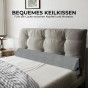 XXL-Keilkissen in Grau, Schlafzimmer-Arrangement und die Aufschrift „KOMFORTABLES KEILKISSEN. Füllt die Lücke zwischen Kopfteil und Matratze.“